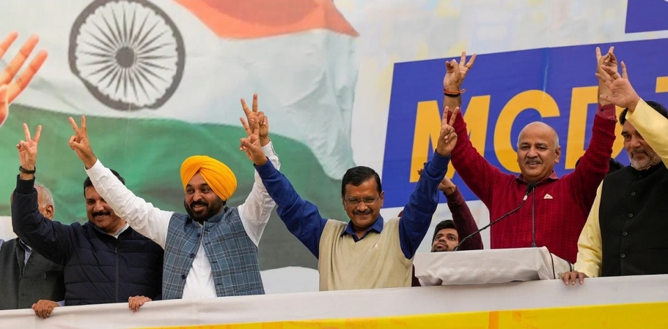 दिल्ली नगर निगम में केजरीवाल के झाडू ने दिखाया जादू 